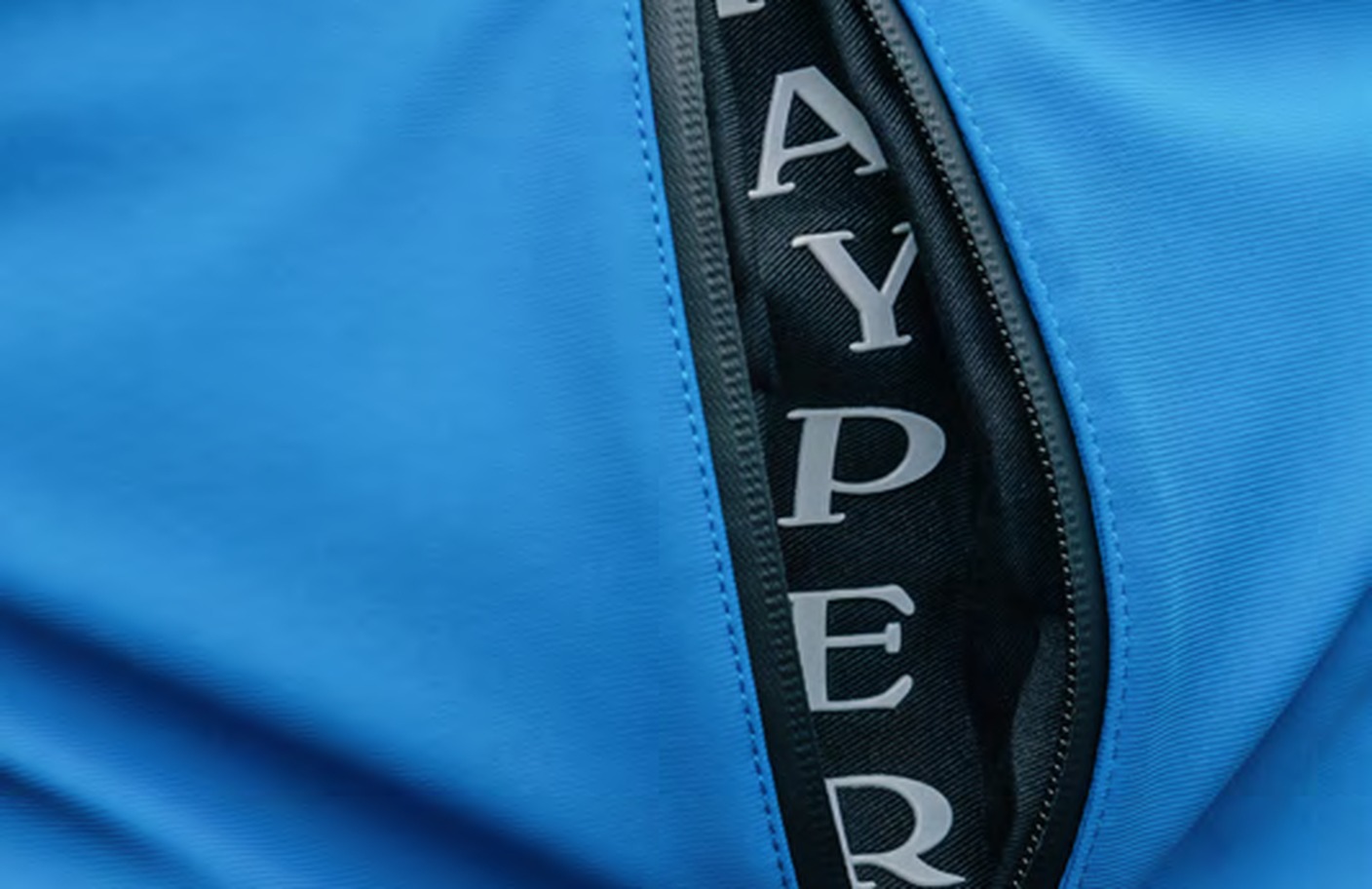 Macro della zip spalmata con logotipo Payper sul tessuto soft-shell